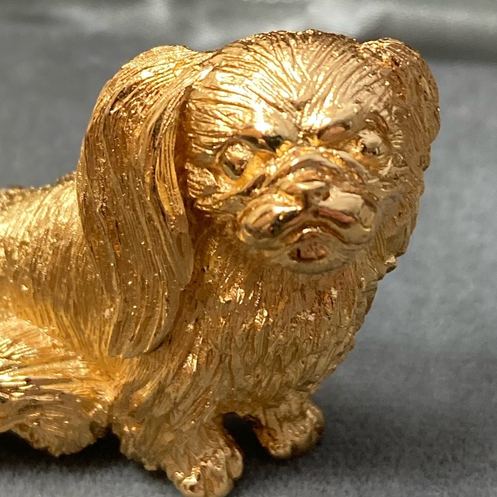 Pekingese VINTAGE🐕 Dog Figurine Brooch Pin Trifari Gold - READ DESCRIPTION